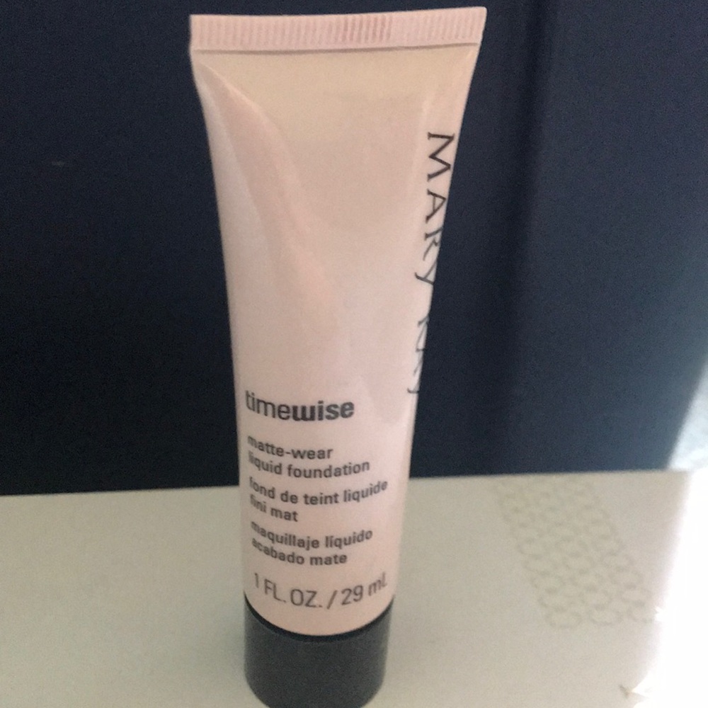 SOLD-Mary Kay matte-wear liquid foundation